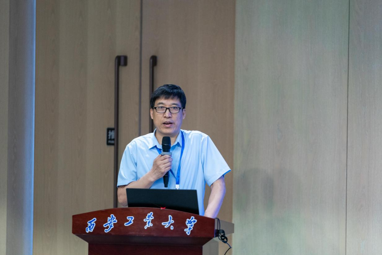 西安工业大学机电工程学院院长王洪喜教授主持开幕式图