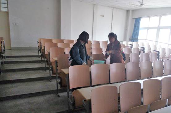 机电工程学院阳光青协l雷锋月3月5日清扫教二教室 (2)